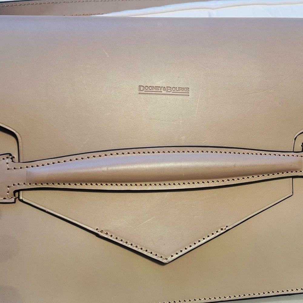 Dooney and Burke Rare
Clutchh /Crossbody